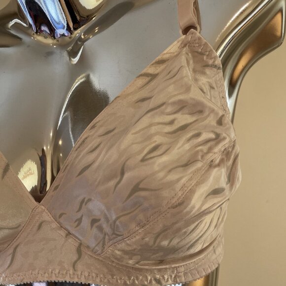 Vtg Vassarette Liquid Second Skin Bra Size 38C Pale Pink Stretch Satin Wire Free - Picture 2 of 9